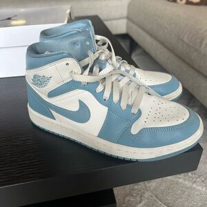 Air Jordan 1 Mid woman’s size 9